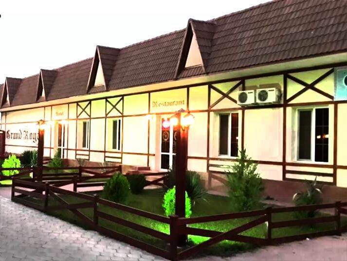 Hotel Grand Royal Jizzax Екстер'єр фото